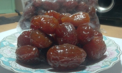 Mứt táo, mứt mận, hay mứt quất là những món ăn quen thuộc được nhiều người ưa chuộng bởi mùi vị thơm ngon và bắt mắt. Ảnh: Lamchame.