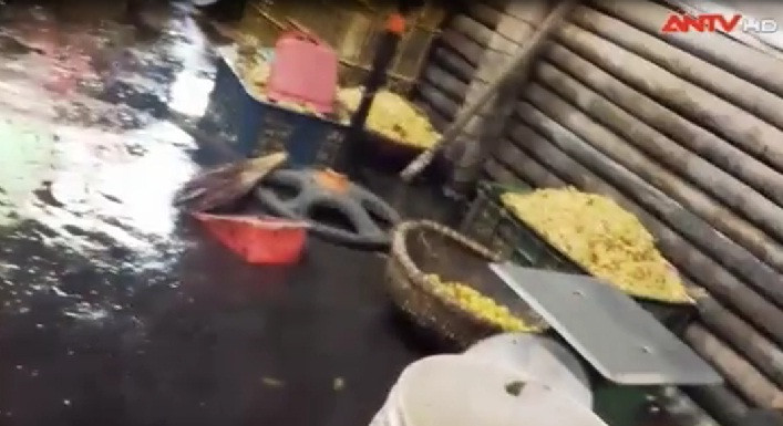 Nếu như hàng ế, không bán hết thì cho lên sấy lại. Ảnh: ANTV.