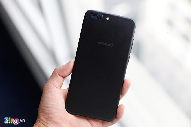 Asanzo Z5 (5 triệu): D ùng màn hình IPS 5,5 inch, độ phân giải HD. Máy cài sẵn Android 7.0, dùng chip MT6750T, RAM 4 GB, bộ nhớ trong 32 GB, pin 2.700 mAh. Máy có c amera trước 8 megapixel, hỗ trợ chụp hình selfie với chế độ làm đẹp tự nhiên (Beauty Mode). Camera kép 16 MP, cảm biến CMOS, hỗ trợ chống rung quang học, chụp ảnh xoá phông.