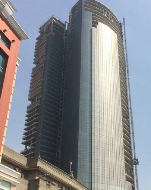 Dự án Saigon One Tower được khởi công từ năm 2007, dự kiến hoàn thành vào năm 2009 và trở thành tòa nhà cao thứ 3 tại TP HCM, cao thứ 7 của Việt Nam với chiều cao trên 195 mét. Saigon One Tower có tổng mức đầu tư khoảng 256 triệu USD (5.000 tỷ đồng). Ảnh: Cafeland.