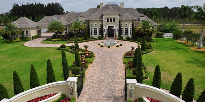 Trong số những ngôi nhà của The Rock gồm một căn biệt thự 5 phòng ngủ, 7 phòng tắm ở Southwest Ranches, Florida được mua vào năm 2012 với giá 3,4 triệu USD. Anh chàng diễn viên này đã bán nó một năm sau đó với giá 3 triệu USD.