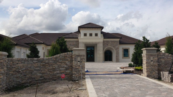 Gần đây hơn, anh chuyển tới một ngôi nhà 5,5 triệu USD ở Southwest Ranches, Florida.