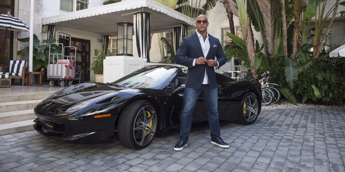 Nam diễn viên Hollywood Dwayne “The Rock” Johnson được tạp chí Forbes xếp hạng nam diễn viên thu nhập cao nhất Hollywood thế giới năm 2016 với thu nhập trong năm nay là 64,5 triệu USD.