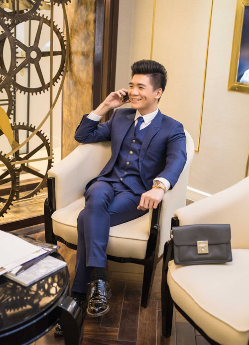 Mặc dù bố sở hữu tài sản trị giá hàng nghìn tỷ đồng tại Ngân hàng SHB và tập đoàn T&T, nhưng Vinh hàng ngày vẫn sử dụng xe máy làm phương tiện đi lại. Đặc biệt, người thừa kế của ông chủ SHB lại không nắm giữ một cổ phần nào trong các công ty mà cha mình làm chủ. Ảnh: Ngôi sao.