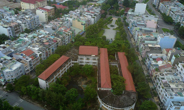 Trường Tiểu học Phú Định (hay còn gọi là Trường Tiểu học Trần Văn Kiều) tọa lạc trên đường Vành đai, phường 10, quận 6, TP.HCM. Ngôi trường 20 tỷ được đưa vào sử dụng từ tháng 9/2004, có diện tích rộng 6.500 m2. Tuy nhiên, sau 4 năm hoạt động, trường bị xuống cấp nặng và bỏ hoang đến nay.