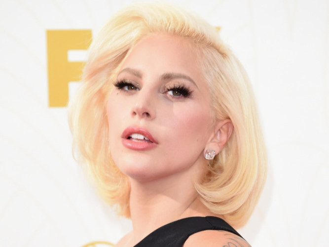 Hồi tháng 9/2015, Lady Gaga đã "giản dị" hơn hẳn so với trước đây, cô để mái tóc vàng óng mượt bồng bềnh ngang vai khi tham dự sự kiện.