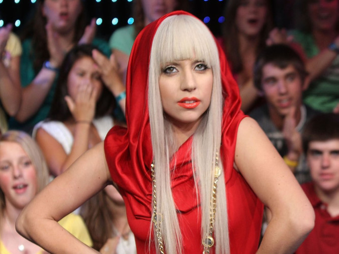 Tóc giả là thứ không thể thiếu trong phong cách của Lady Gaga. Nữ ca sĩ diện chiếc đầm đỏ nổi bật với mái tóc thẳng tưng màu bạc khi tham dự sự kiện MTV's Total Request Live hồi tháng 8/2008.