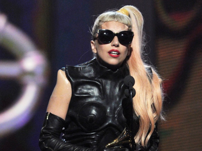 Tháng 2/2011, Lady Gaga được xướng tên với giải thưởng ở hạng mục Album nhạc pop hay nhất tại lễ trao giải Grammy. Nữ ca sĩ trông thật "ngầu" với áo da thiết kế ấn tượng và cặp kính râm màu đen đồng bộ.