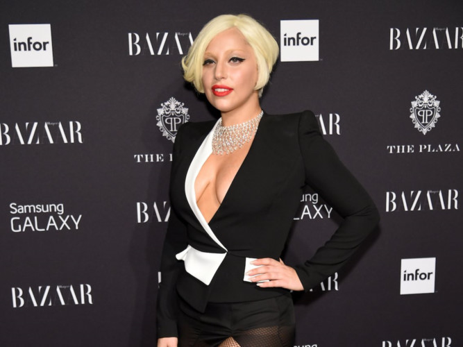 Tháng 9/2014, Lady Gaga diện trang phục vest khoét sâu phần thân, khoe khéo "đôi gò bồng đảo" cùng mái tóc ngắn gam vàng nhạt tại một sự kiện thời trang.