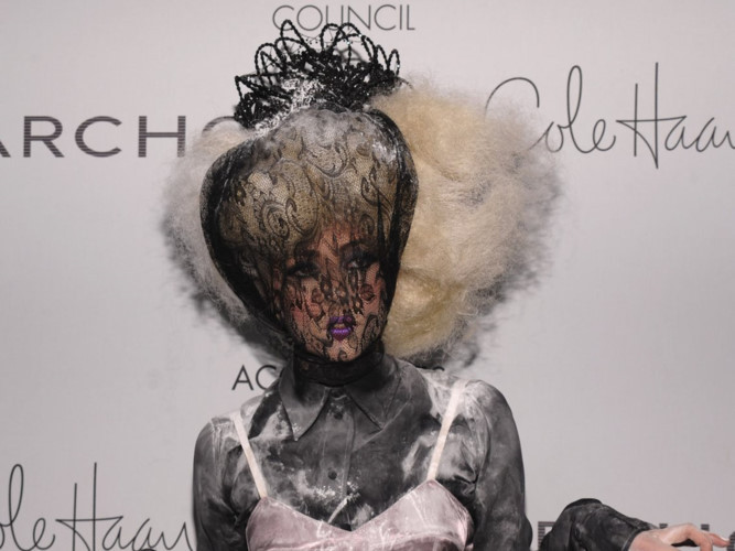 Nhiều người ngỡ ngàng trước gu thời trang của Lady Gaga. Nữ ca sĩ tham dự Lễ trao giải ACE Awards lần thứ 13 hồi tháng 11/2009 với trang phục vô cùng ấn tượng, gồm lớp ren trùm kín mặt và áo hai dây mặc ngoài sơ mi đen cực "dị".