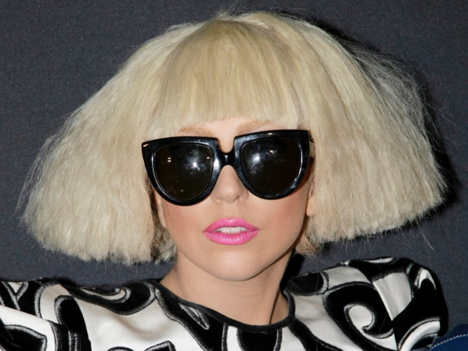 Hồi tháng 9/2009, Lady Gaga đã tham dự một sự kiện với ngoại hình khác lạ, tóc giả ngắn bồng bềnh kèm phụ kiện là kính mắt sang chảnh.
