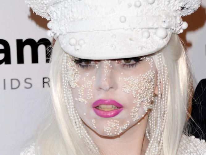 Vào hồi tháng 2/2010 tại New York, Lady Gaga đã "đắp" lên mặt và tóc rất nhiều hạt ngọc trai kèm mái tóc giả màu trắng "tông xuyệt tông" đặc biệt.