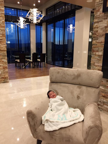 Bé Thiên Từ, con trai Đan Trường nằm trên ghế sofa trong căn biệt thự xa hoa.