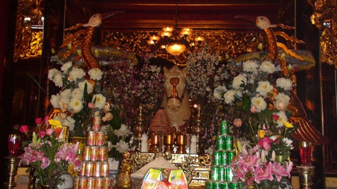 Đền Bạch Mã ngự ở phường Hàng Buồm, quận Hoàn Kiếm, trấn giữ phía Đông kinh thành xưa. Đền thờ thần Long Đỗ, hiệu Quảng Lợi Bạch Mã đại vương, đền có hơn một nghìn năm lịch sử, lưu giữ văn hóa - lịch sử của Hà Nội xưa. Đây là vị thần được người dân Thăng Long xưa và nay tôn kính, đã và đang phù trợ cho nhân dân. Ảnh: Tinhtam.
