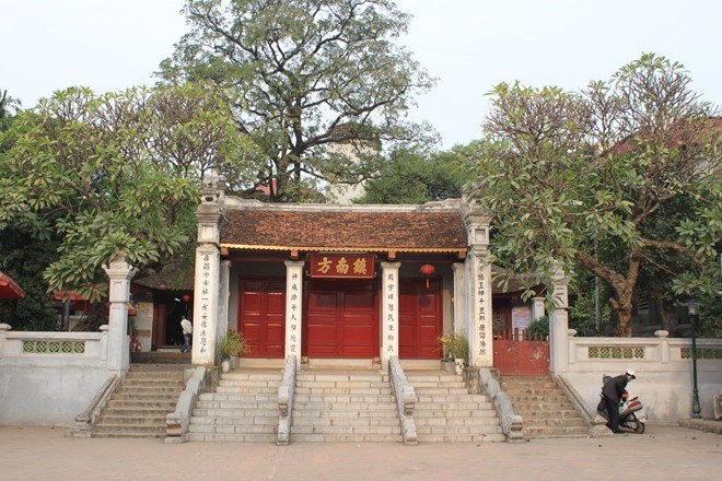 Đền Kim Liên tọa lạc tại phố Xã Đàn, Đống Đa. Đền Kim Liên trấn giữ phía Nam của kinh đô xưa, nơi đây được lập nên để thờ Cao Sơn Đại Vương - người con của Lạc Long Quân và Âu Cơ đã theo mẹ lên núi. Thần có công hỗ trợ Sơn Tinh đánh thắng Thủy Tinh, giúp Lê Tương Dực dẹp loạn, khôi phục nhà Lê. Đền hiện nay còn lưu giữ được 39 đạo sắc phong. Ảnh: Tinhtam.