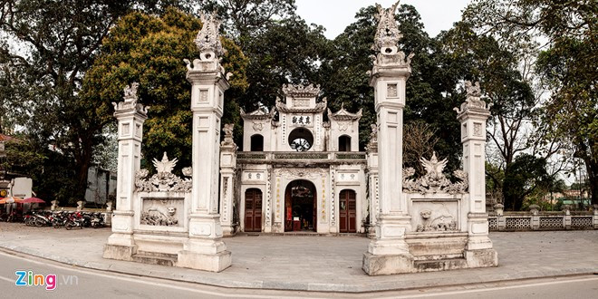 Đền Quán Thánh hay còn gọi là đền Trấn Vũ nằm đúng ngã tư giao đường Thanh Niên với đường Quán Thánh, nhìn sang Hồ Tây. Dịp đầu xuân hay mồng 1, ngày rằm hàng tháng, đền luôn tấp nập khách thập phương. Đây là một trong Thăng Long tứ trấn gồm bốn ngôi đền linh thiêng: Quán Thánh, Kim Liên, Bạch Mã, Voi Phục. Ảnh: Nguyễn Thịnh - Thúy Hồng.