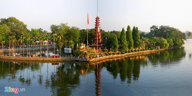 Không chỉ đẹp, chùa Trần Quốc còn là một trong trong những ngôi chùa nổi tiếng linh thiêng ở Hà Nội. Nhiều người Hà Nội cho rằng, đến chùa Trấn Quốc lễ Phật là việc đầu tiên nên làm trong ngày đầu năm mới. Ảnh: Nguyễn Thịnh - Thúy Hồng.