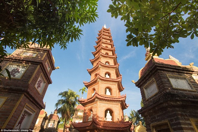 Chùa Trấn Quốc là một trong 16 ngôi chùa cổ đẹp nhất thế giới. Chùa toạ lạc trên hòn đảo duy nhất của hồ Tây trên đường Thanh Niên, tạo nên cảnh quan phong thủy hữu tình. Ảnh: Daily Mail.