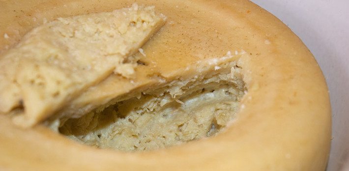 Casu Marzu thường được ăn khi bên trong vẫn chứa hàng ngàn ấu trùng còn sống, bởi nếu chúng chết thì phô mai sẽ hỏng và không thể ăn được. Khi ăn, thực khách phải che mắt lại, bởi những ấu trùng này có thể nhảy lên rất cao. Ấu trùng cần phải bị nhai kỹ trước khi nuốt, nếu không chúng có thể làm tổ trong ruột và gây hại cho bạn.