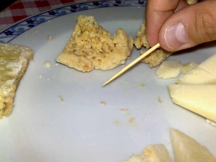 Phô mai Casu Marzu đã được lưu truyền tại Sardinia qua nhiều thế hệ, được coi như một loại bùa yêu và thường được thưởng thức trong các buổi lễ hay đám cưới.