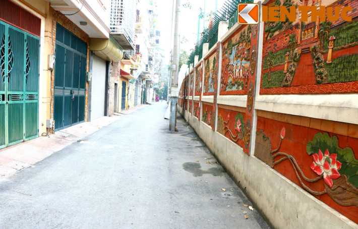 Người đưa ra ý tưởng độc đáo này là bà Vũ Thị Bắc - một người dân sống trong ngõ. Cụ thể, thấy bức tường này trước đây bị quảng cáo rao vặt dán nham nhở khiến hình ảnh trước nhà trở nên xấu xí. Vì vậy, bà Bắc đã chủ động thuê thợ về gắn tranh gốm lên khoảng tường trước nhà.