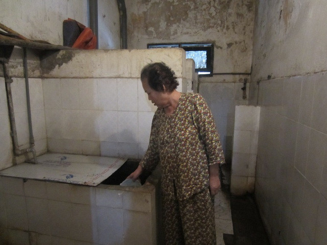 7. Khu tập thể thuốc lá Thăng Long Được xây dựng từ năm 1958, qua quá trình sử dụng, dãy nhà A, C, D của khu tập thể thuốc lá Thăng Long đã xuống cấp nghiêm trọng. Không gian ẩm thấp, tối tăm, kèm theo mùi hôi nồng nặc là những gì mà các hộ dân nơi đây thường xuyên phải chịu đựng. Ảnh: Gia đình & Xã hội.
