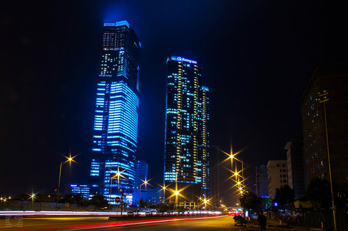 4. Keangnam Hanoi Landmark Tower Tại khu vực Hà Nội, tòa cao ốc nổi trội về đêm phải kể đến Keangnam Hanoi Landmark Tower - khu phức hợp khách sạn - văn phòng - căn hộ - trung tâm thương mại được đầu tư xây dựng tại đường Phạm Hùng, Từ Liêm, Hà Nội. Tòa tháp hoàn tất xây dựng vào tháng 3/2011. Trong thời điểm khánh thành, tòa nhà này được coi là cao nhất Việt Nam. Ảnh: flickr.com.