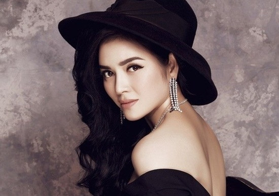 Trong buổi giới thiệu showroom thời trang của mình vào năm 2013, Lý Nhã Kỳ cho biết giá thấp nhất của chiếc váy tại Lynk khoảng 2.000 USD, cao nhất có chiếc lên đến 45.000 USD (gần 1 tỷ đồng). Cô cũng khiến người có mặt sửng sốt khi trưng giá của các chiếc váy thậm chí lên đến 100.000 USD. Ảnh: giadinhvietnam.com.