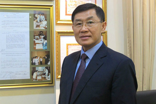 Ông Johnathan Hạnh Nguyễn đã bán hàng hiệu được hơn 27 năm trong đó, theo ông từng chia sẻ, có đến 20 năm là chờ đợi cơ hội và hơn 7 năm thực sự kinh doanh đúng nghĩa. Ông còn được biết đến là chồng diễn viên nổi tiếng một thời Lê Hồng Thủy Tiên và là bố chồng của nữ diễn viên Tăng Thanh Hà. Ảnh: Internet.