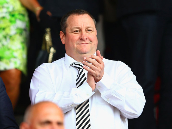 11. Mike Ashley (Newcastle United) - Tài sản: 3,2 tỷ USD Mike Ashley bỏ học năm 16 tuổi. 2 năm sau đó, với khoản vay 10.000 bảng từ bố mẹ, ông đã mở một cửa hàng bán đồ thể thao tại thị trấn Maidenhead, Berkshire, Anh - Sports Direct và đến nay đã có hơn 400 cửa hàng. Năm 2007, ông mua câu lạc bộ Newcastle United với giá khoảng 135 triệu bảng.
