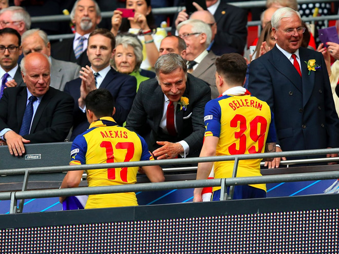 3. Stan Kroenke (Arsenal) - Tài sản: 8,5 tỷ USD Bắt đầu làm việc từ năm 10 tuổi với công việc lau sàn, tới năm 36 tuổi, Stan Kroenke đã là chủ nhân đế chế bất động sản thương mại Kroenke Group và là người điều hành Kroenke Sports & Entertainment. Ngoài ra, ông cũng sở hữu hàng loạt câu lạc bộ bóng đá như Los Angeles Rams (NFL), Colorado Mammoth (Lacrosse), Colorado Rapids (MLS), và Arsenal.