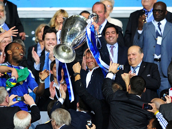 2. Roman Abramovich (Chelsea) - Tài sản: 11,3 tỷ USD Kể từ khi về tay ông trùm dầu khí người Nga Roman Abramovich hơn 10 năm trước, câu lạc bộ ngoại hạng Anh Chelsea đã đạt được những thành công chưa từng thấy. Trong suốt 10 năm, tỷ phú Abramovich đã chi gần 3 tỷ USD cho câu lạc bộ này.