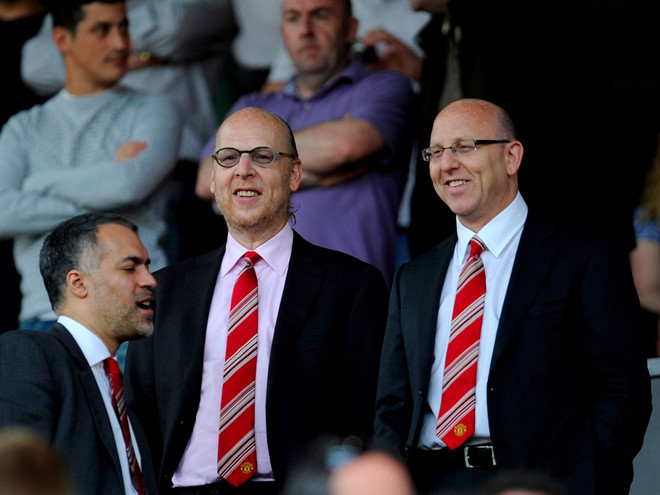 8. Gia đình Glazer (Manchester United) - Tài sản: 4,7 tỷ USD (2015) Malcolm Glazer qua đời năm 2014 sau một đời xây dựng đế chế kinh doanh tỷ USD hoạt động trong lĩnh vực bất động sản, ngân hàng, chăm sóc sức khỏe, thể thao cho gia đình Glazer. Năm 1995, ông mua lại câu lạc bộ Tampa Bay Buccaneers và thâu tóm Manchester United với giá 790 triệu bảng vào năm 2003. Sau cái chết của Malcolm Glazer, các con trai ông là Avram và Joel Glazer (trong ảnh) trở thành đồng chủ tịch của Manchester United.