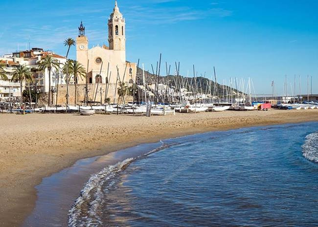 Khách sạn 4 sao nằm ngay gần bờ biển và thị trấn biển của Sitges, cách Barcelona 40km.