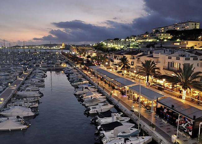 Khi hoàng hôn buông, khung cảnh ở thị trấn biển Sitges càng thêm thơ mộng.