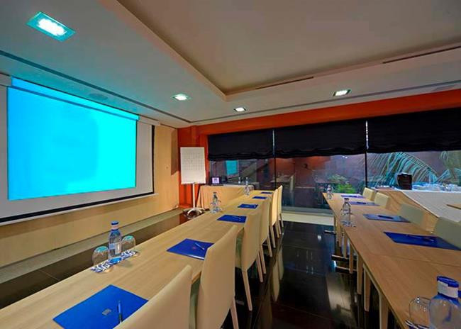 Phòng họp với đầy đủ trang thiết bị hiện đại.