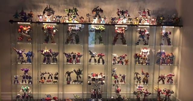 Robot biến hình (Transformer): Năm 1984, hãng đồ chơi Hasbro của Mỹ và hãng đồ chơi Takara Tomy của Nhật bản đã hợp tác tạo ra bộ sưu tập rô bốt biến hình. Chúng được thiết kế với vẻ ngoài tinh xảo, bắt mắt cùng tính năng mới lạ so với các món đồ chơi khác thời bấy giờ. Giá của bộ sưu tập này là 40.000 USD (908 triệu VND)