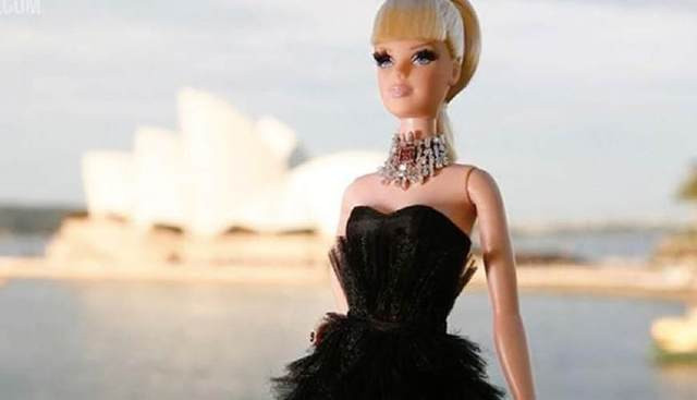 Búp bê Barbie kim cương: Đây là tác phẩm của một nhà thiết kế trang sức nổi tiếng tại Úc. Cô búp bê này sở hữu một bộ đầm đen ma mị và chuỗi vòng đeo cổ làm bằng kim cương hồng nặng 1 carat. Giá bán của búp bê là 302.000 USD(6,8 tỷ VND)