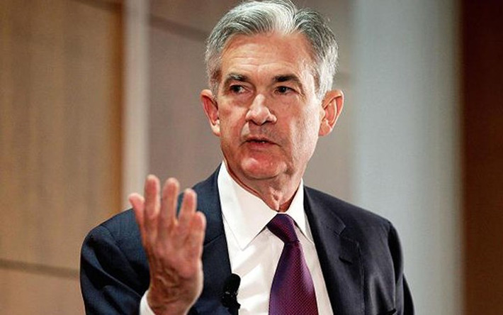 Ông Jerome Powell năm nay 64 tuổi, từng học tại Đại học Princeton và có bằng luật tại Đại học Georgetown. Vào những năm 1990, ông từng làm việc tại Bộ tài chính Mỹ.