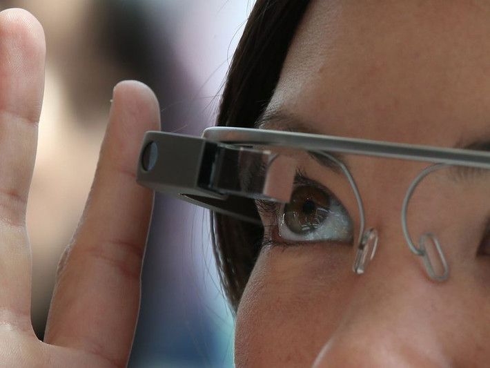 Google lần đầu tiên công bố sản phẩm kính Glass vào năm 2012, nhưng thiết bị này chưa từng nổi tiếng trên thị trường. Với mức giá cao, tồn tại các vấn đề về phần mềm và quyền riêng tư, cùng thiết kế dường như “quá trí thức” với người dùng, Google đã chấm dứt kinh doanh Glass vào tháng 1/2015. Tuy nhiên, Hãng vẫn tiếp tục bán thiết bị này cho các doanh nghiệp và đang nghiên cứu để cho ra một phiên bản mới.