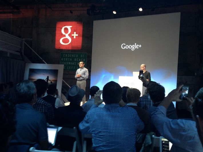Gần đây nhất, Google+ , sản phẩm được thiết kế để làm dịch vụ mạng xã hội của Google - đã bị xóa sổ sau khi trục trặc phần mềm khiến thông tin hồ sơ cá nhân của hàng trăm nghìn người dùng bị rò rỉ. Sự cố này diễn ra vào mùa xuân vừa qua, tuy nhiên các nhà quản lý dịch vụ này đã không công bố thông tin về vụ việc này, theo một báo cáo từ The Wall Street Journal.