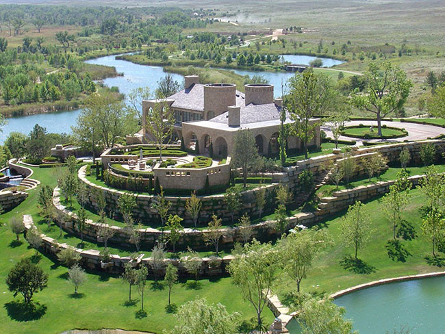 Mesa Vista Ranch rộng khoảng 26.000 ha nằm tại Texas Panhandle, phía đông bắc của Amarillo. Pickens chia sẻ: "Đã đến lúc để thu xếp cuộc sống và công việc của tôi theo thứ tự. Có rất nhiều lý do để bán trang trại ngay bây giờ, ít nhất là bởi hiện Masa Vista đang là một trong những khối bất động sản tuyệt vời nhất trên thế giới mà tôi muốn được chia sẻ niềm tự hào của tôi với cá nhân nào đó cũng yêu thích nó".