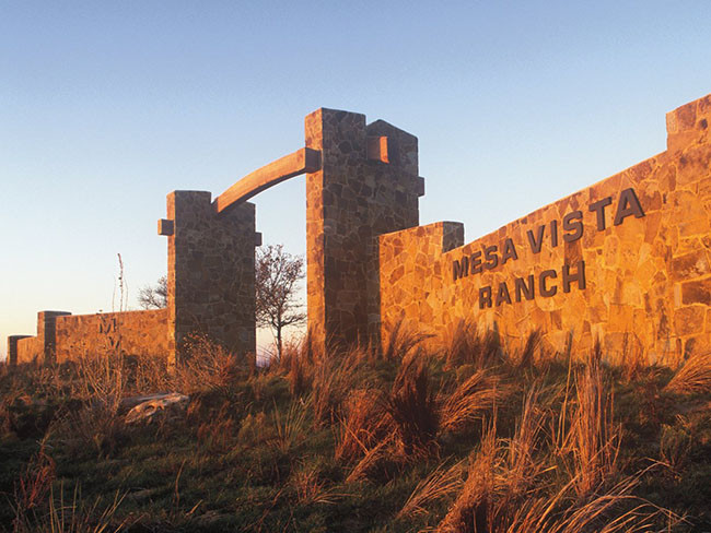 Pickens đã sở hữu trang trại Mesa Vista Ranch rộng gần 26.000 ha nằm tại Panhandle Texas trong 46 năm. Trang trại này, từ lâu đã trở thành nơi thư giãn như săn bắn và chơi golf của Pickens. Tuy nhiên, hiện Pickens đã quyết định bán Vista Ranch vì lý do sức khỏe. "Bán trang trại là một điều khôn ngoan cho một người đã 89 tuổi", ông tuyên bố.