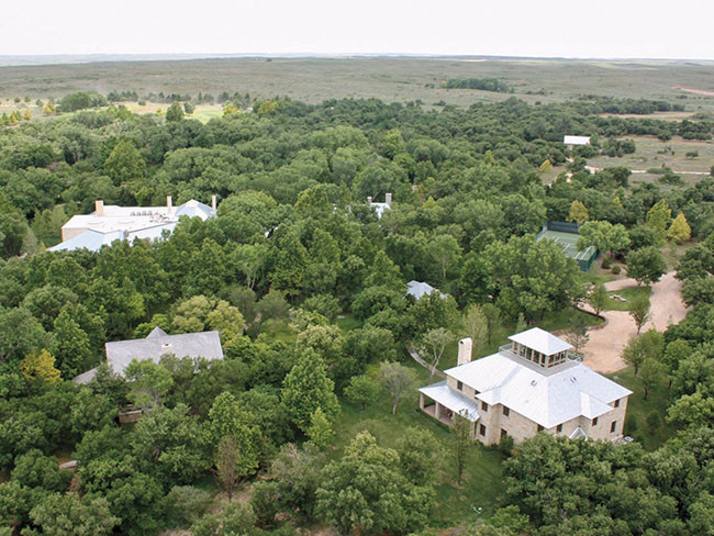 Mesa Vista là một ốc đảo sang trọng ở đồng cỏ Texas. Có rất nhiều khu nghỉ nằm rải rác trong các rừng cây nhỏ ở khắp trang trại này. Nó đang được rao bán theo phương thức “chìa khóa trao tay”, có nghĩa là tất cả đồ nội thất và trang thiết bị - ngoại trừ đồ dùng cá nhân của Pickens và bộ sưu tập nghệ thuật - đều được bán.