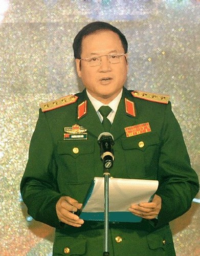 Kết luận của Ủy ban Kiểm tra cho thấy, Ban Thường vụ Đảng ủy Quân chủng Phòng không - Không quân đã vi phạm nguyên tắc tập trung dân chủ và quy chế làm việc; buông lỏng lãnh đạo, quản lý, thiếu kiểm tra, giám sát, để xảy ra nhiều vi phạm, khuyết điểm trong quản lý, sử dụng đất quy hoạch cho mục đích quốc phòng chưa sử dụng ngay cho nhiệm vụ quốc phòng vào mục đích kinh tế, liên doanh, liên kết và thực hiện các dự án nhà ở cho quân nhân. Trong ảnh, ông Phương Minh Hòa - người từng giữ cương vị Bí thư Đảng ủy, Chính ủy và Phó Bí thư Đảng ủy, Tư lệnh Quân chủng Phòng không - Không quân (Ảnh: quankhu2.vn)