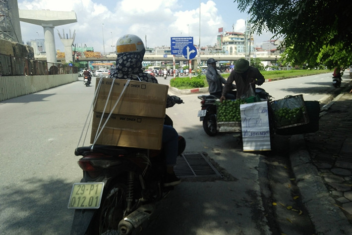 Nhấn mạnh trong đề án "Thí điểm quản lý cửa hàng kinh doanh trái cây trên địa bàn các quận nội thành”, Hà Nội sẽ tăng cường kiểm tra và xử lý nghiêm các hành vi vi phạm, không chấp hành quy định trong hoạt động kinh doanh trái cây. Đồng thời sẽ xóa bỏ các điểm kinh doanh lấn chiếm vỉa hè, lòng đường, nơi công cộng... không đảm bảo điều kiện an toàn thực phẩm, trật tự đô thị. Ảnh chụp tại đường Xuân Thủy (Quận Cầu Giấy, Hà Nội).
