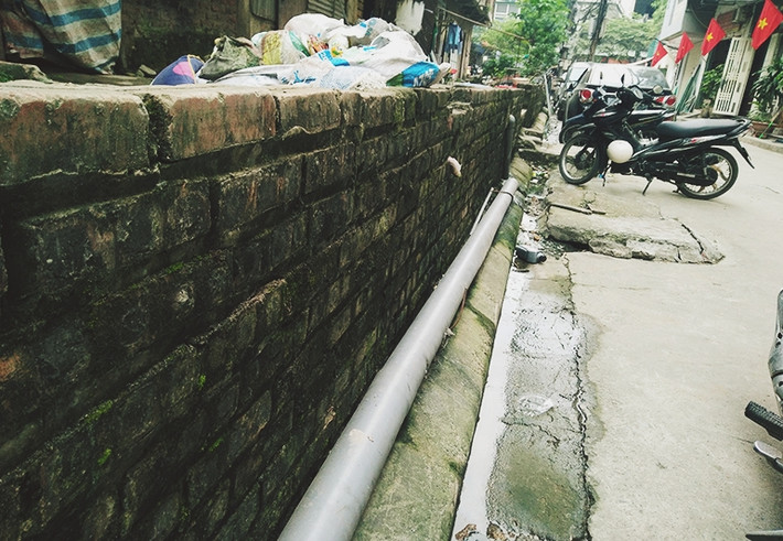 Tuy nhiên những người có triệu chứng sốt, bị sốt xuất huyết tại khu nhà tiền tỷ này sau khi đến bệnh viện đều đã về quê, cũng không báo cáo lên chính quyền sở tại.