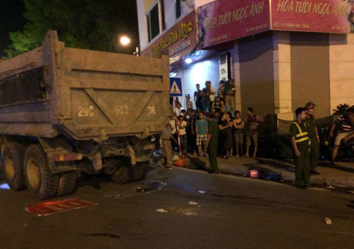 Tai nạn khiến cả người cùng chiếc xe máy của nạn nhân bị cuốn vào gầm xe tải và bị bánh xe cán tử vong tại chỗ. Lực lượng chức năng khẩn trương phong tỏa hiện trường để xử lý.