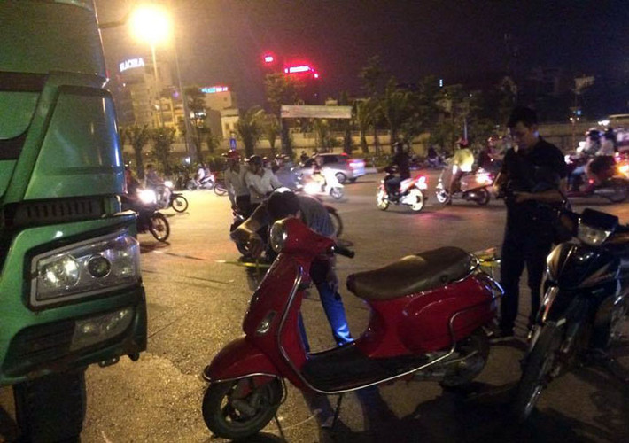 Một số nhân chứng còn cho hay, ngay sau khi xảy ra tai nạn, tài xế và phụ xe ô tô đã nhanh chóng rời khỏi hiện trường. Người nhà nạn nhân đã đến hiện trường gào khóc thảm thiết ngay khi nhận được thông tin.