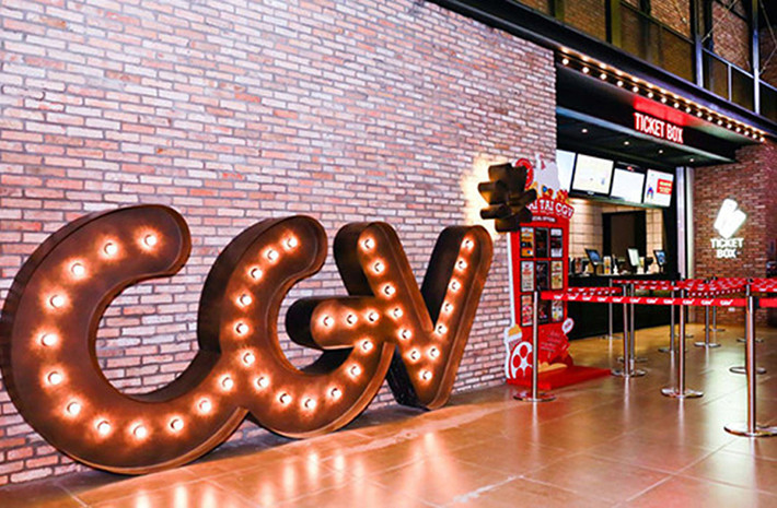 Ngay sau đó, trả lời báo chí, đại diện CGV cho biết, đơn vị đã xác định được người chụp lại hình ảnh của khách hàng thân mật thái quá trong rạp chiếu phim là nhân vân của rạp và cho người thân xem. Sau đó, người thân của nhân viên đã đăng tải trên mạng xã hội. Phía CGV đang tiến hành họp để đưa ra hình thức kỉ luật đối với nhân viên này.